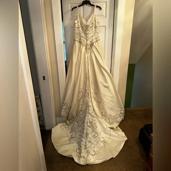 Wedding dress - Picture 3 of 5